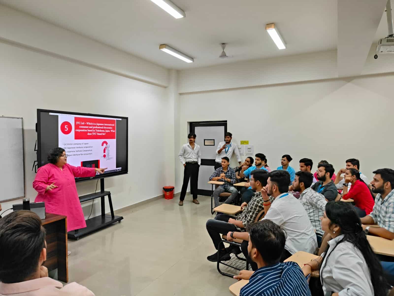 Poojashree-Maam-Conducting-Quiz-Jaipuria-Ghaziabad